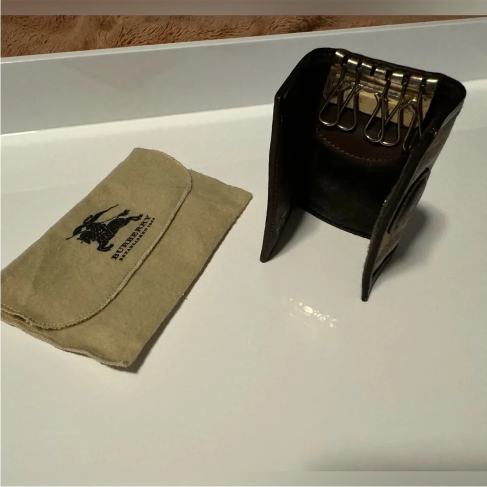 Vintage Burberry Keyholder in Classic Check with Dust Cover - Picture 7 of 9